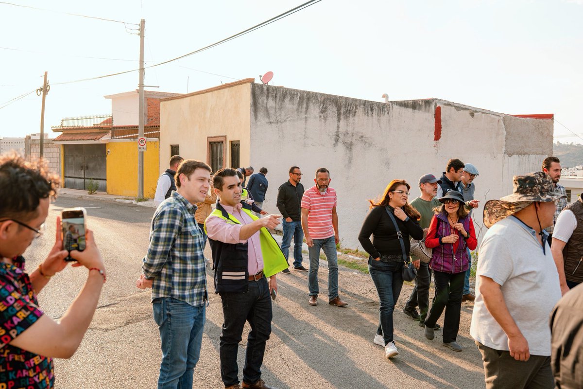 CarlosCacl's tweet photo. Caminar con las y los vecinos de Tejeda, escuchar sus inquietudes y buscar soluciones juntos, es parte de nuestro compromiso.
Cada voz cuenta y cada espacio importa.
Seguimos trabajando por colonias más seguras y ordenadas. https://t.co/sDDkiUdCow