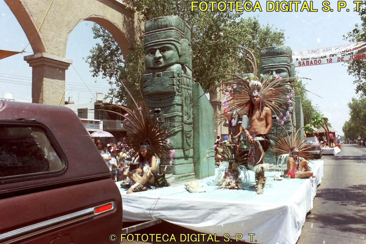 Carro alegórico de culturas prehispánicas en el desfile inaugural de las Fiestas de Junio, 1993.
Digitalización: Fototeca Digital San Pedro Tlaquepaque 
Fotos: Col. Archivo Manuel Cambre 
#Tlaquepaque #TONALA #foto #historia #Guadalajara