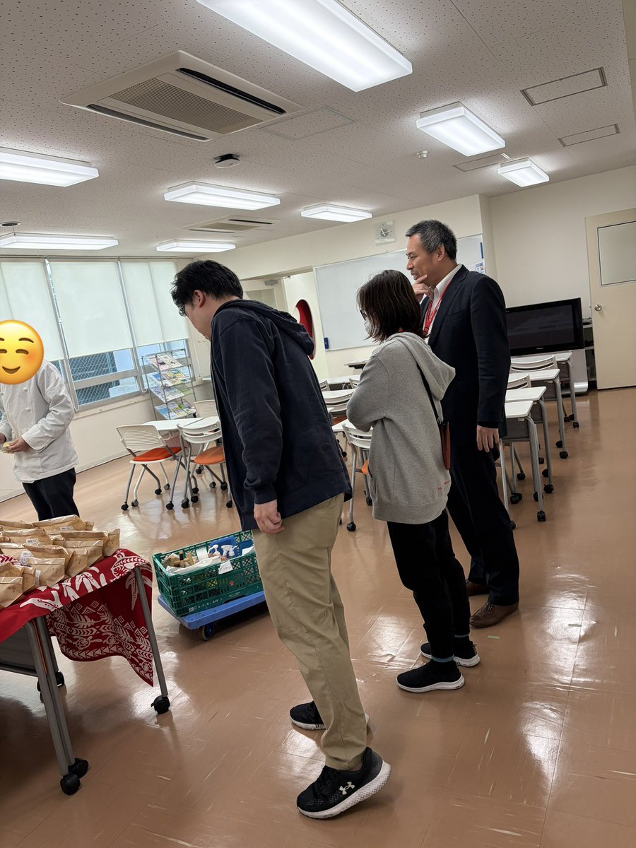 今日はコッペパンの販売があります🌭

待ちきれなくて準備の様子を見に行く先生たち🤣
K先生とH先生が11:45になったら学生を差し置いて真っ先に並ぶと言っています🤣

めちゃくちゃ忙しい年度末にもかかわらず、殺伐とした空気は無く平和な職員室です🤲🏻

(就職課：新舘🐥)