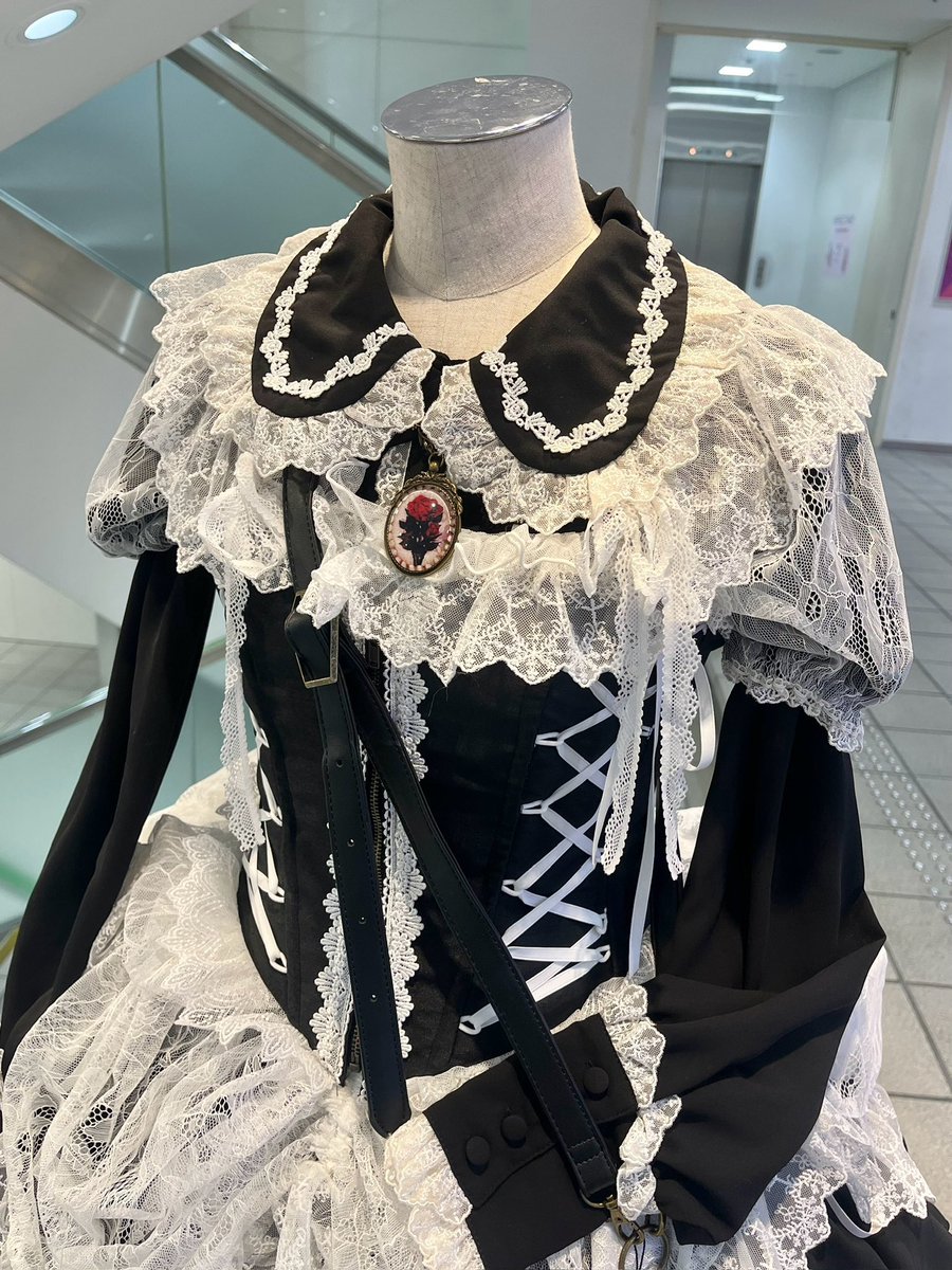 🌹ディスプレイ情報🌹 本日よりラフォーレ原宿の地下1階中央階段にて