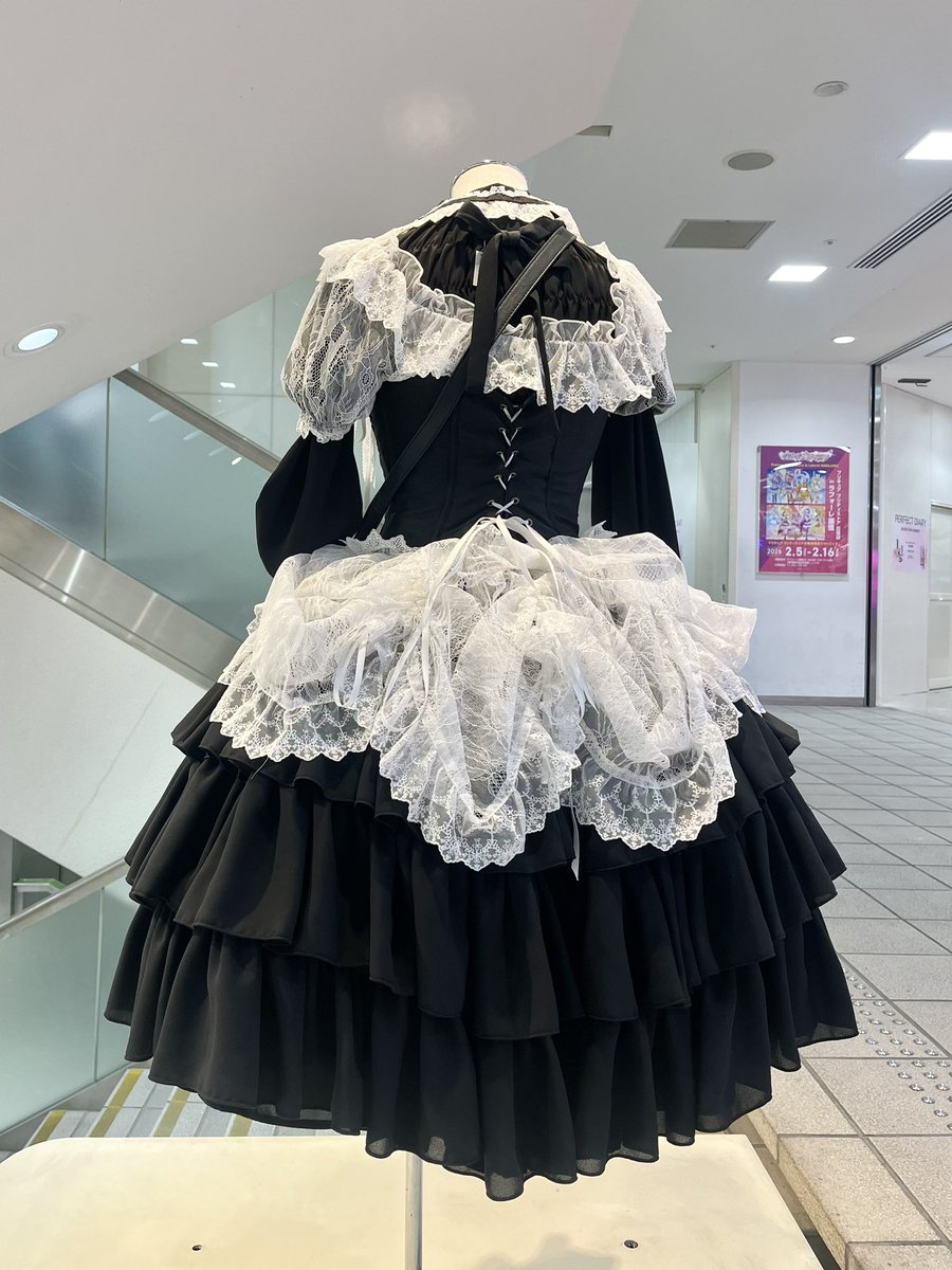 🌹ディスプレイ情報🌹 本日よりラフォーレ原宿の地下1階中央階段にて