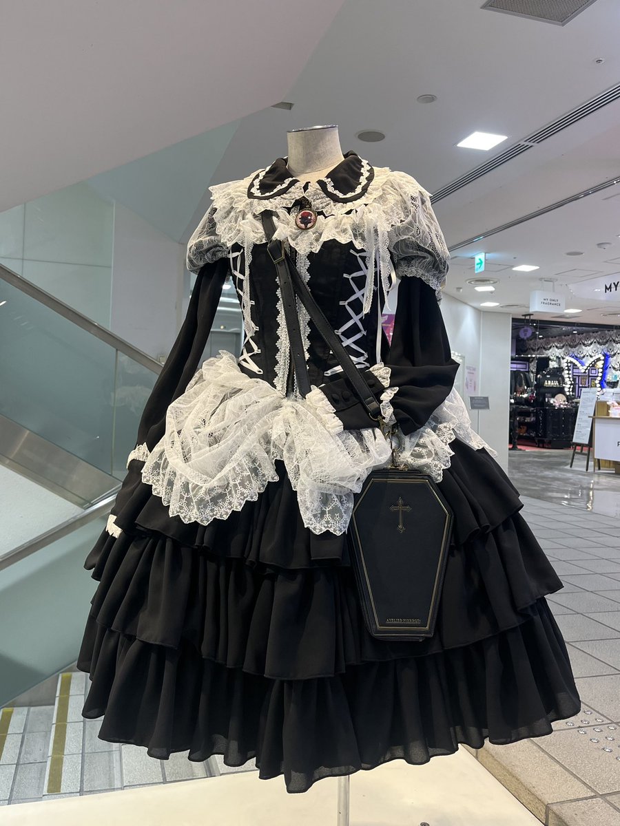 🌹ディスプレイ情報🌹 本日よりラフォーレ原宿の地下1階中央階段にて
