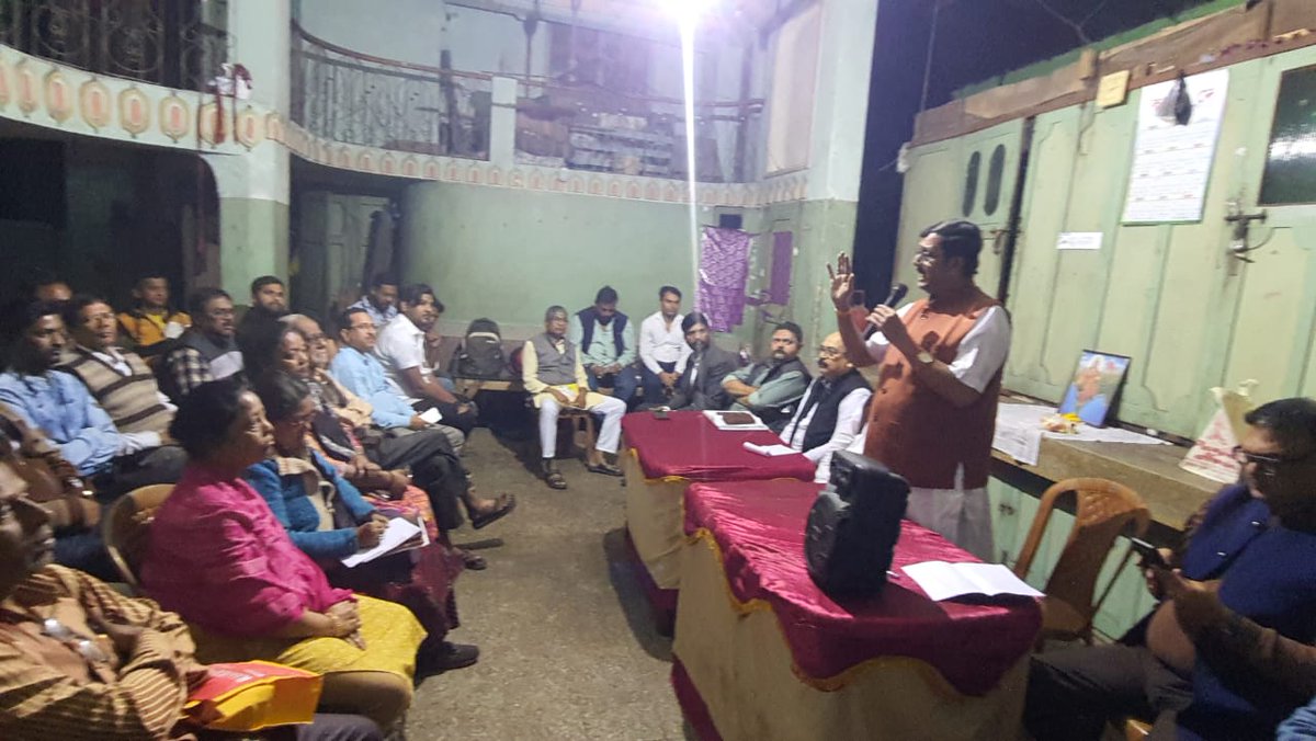 উত্তর কলকাতার তালা পার্কে অনুষ্ঠিত ১৬৮ কাশীপুর–বেলগাছিয়া বিধানসভা কেন্দ্রের অধীন মণ্ডল–২-এর বুথ বিজয় কর্মশালায় অংশগ্রহণ করলাম।

এই কর্মশালায় বুথ স্তরের সংগঠন মজবুত করা, সাংগঠনিক সমন্বয় নিয়ে আলোচনা হয়।

শক্তিশালী বুথ সংগঠনই সাফল্যের মূল ভিত্তি।