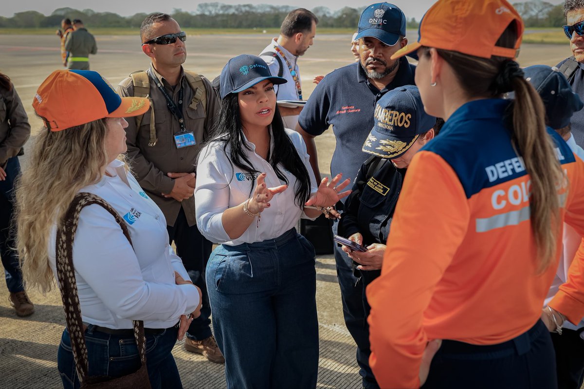 mindefensa's tweet photo. Como parte de la respuesta del sector Defensa, la directora general de la @DefensaCivilCo, Ana Milena Mejía Zapata, asumió la coordinación de las labores de búsqueda de desaparecidos y rescate de personas, priorizando los esfuerzos en Montería, el Bajo Sinú, las zonas costeras y los municipios ribereños de los ríos Sinú y San Jorge. 2/3 🧵