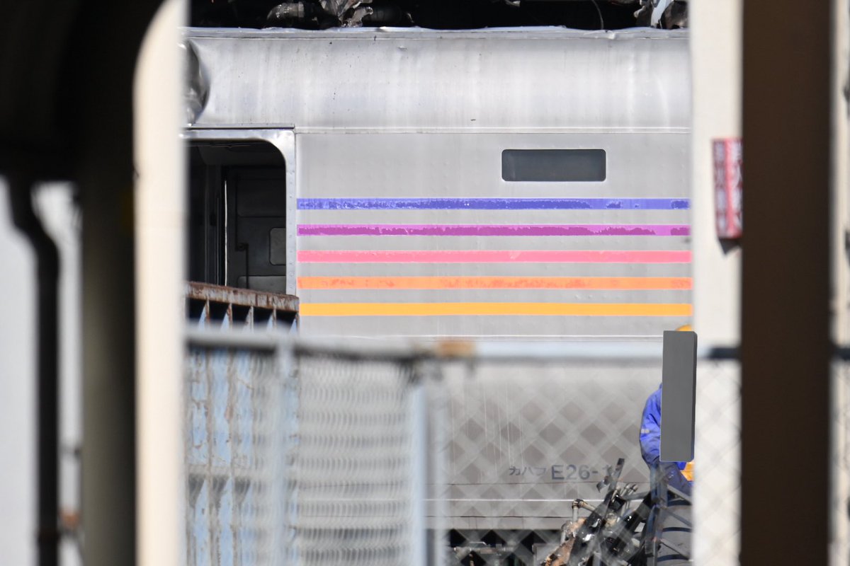 E26系カシオペアのラウンジカー（カハフE26-1）ですが、残念ながら再び"解体線"に入り"解体処分"が開始。。

"車番付近の横一文字の傷"があったにも関わらず解体線から工場側に移動したので「まさか」と思いました・・が現実は甘くなく。

本当にスロネフE26-1以外は保存されずカハフE26-1も散るとは。