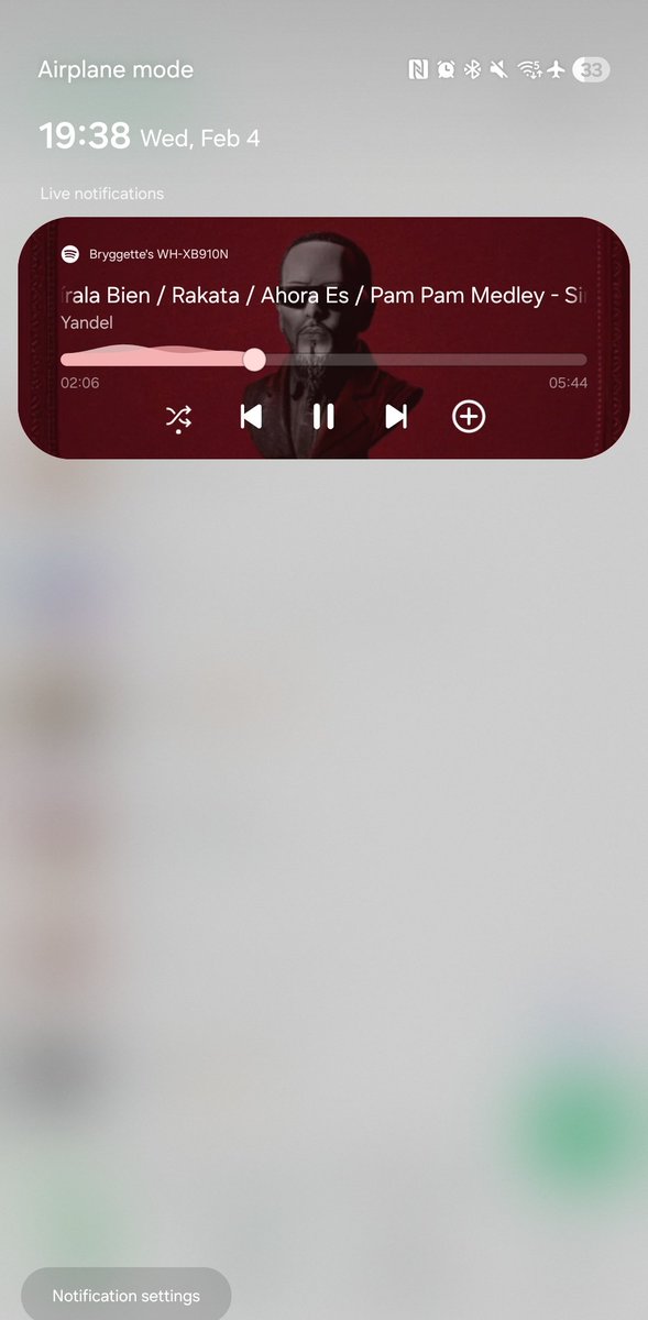_bryggette's tweet photo. El avión donde estoy está en plena turbulencia, y recordé ese Tiktok que decía qué pasaba con la música que se está reproduciendo cuando te encuentran... así que ahí les va un reggaeton bien sabroso https://t.co/Zvs8HO2adi