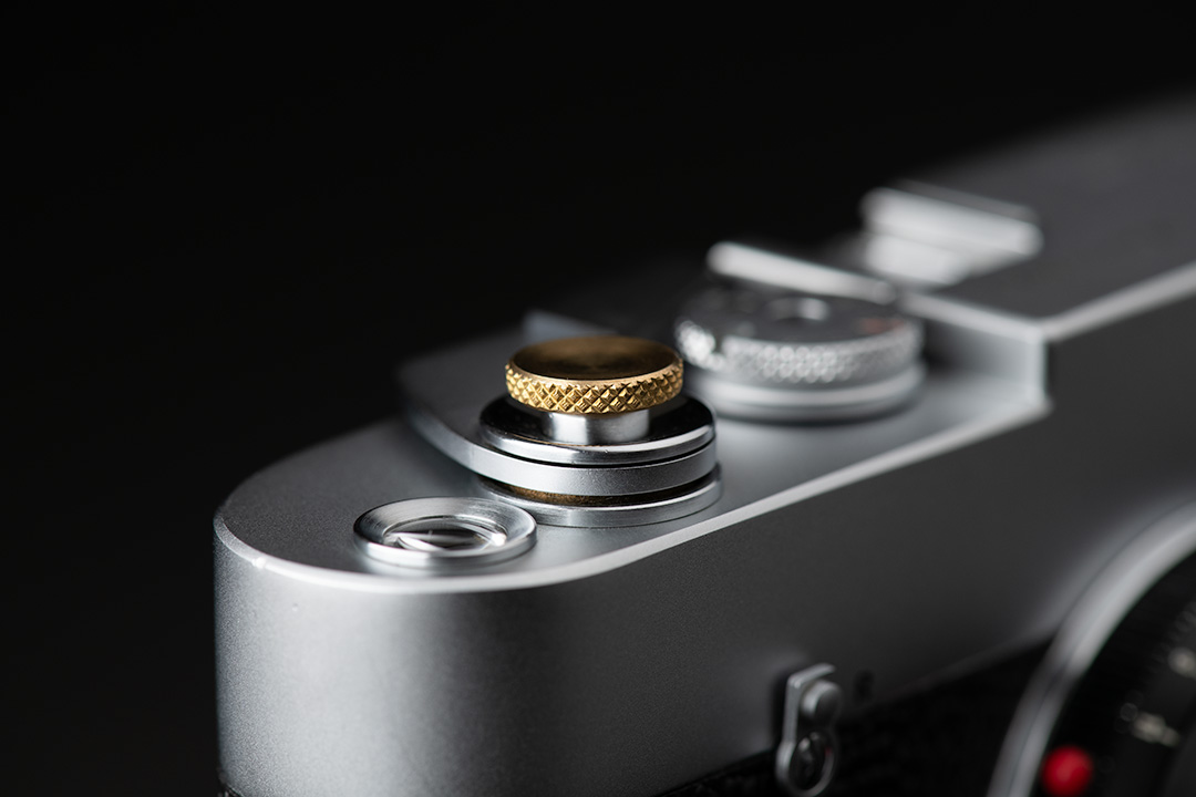 台湾のプロダクトデザイナー、チータチェン氏が自らコレクションするLEICA M2/M3ブラックペイントに触発されて企画。M型LEICAのほか、シャッターボタンにネジ穴があるカメラに装着可能です。

詳しくはオリエンタルホビーサイトにて
oriental-hobbies.com/fs/camera/9990…

#レリーズボタン #ライカ