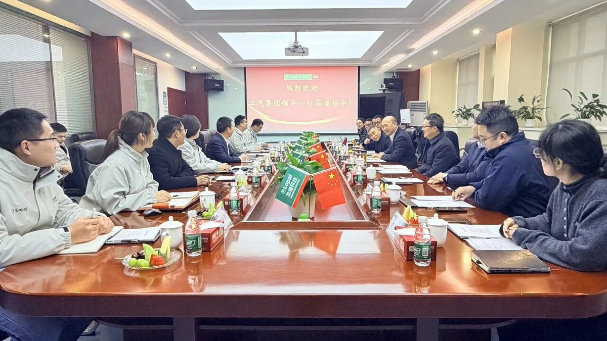 LOPAL_OFFICIAL's tweet image. On January 30, Xiang Xingchu, Party Committee Secretary, Chairman, and General Manager of #JAC Group, led a delegation to visit Lopal’s Nanjing New Port Base for a site visit and discussion. Shi Junfeng, Chairman of #Lopal, cordially welcomed the guests.