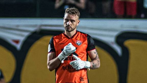 futboaterra's tweet image. Já havia alertado no @VisaoColossal que o gol era uma posição que merecia o sinal amarelo no Vitória. 

O clube projetou R$ 35 milhões em vendas. Já conseguiu R$ 6 milhões com João Pedro. Arcanjo é o principal ativo e FM já disse que venderia. 

Gabriel vai ser rei sozinho?