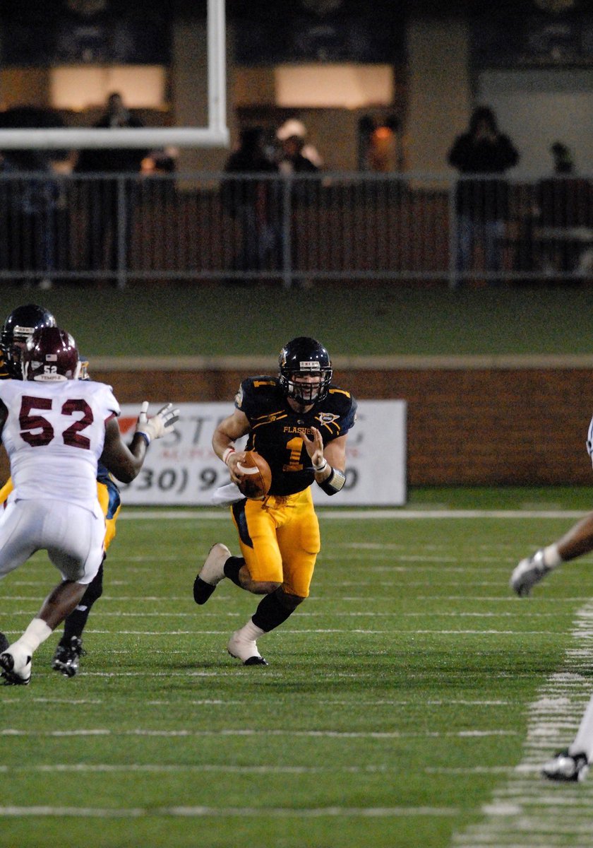 Day #105 tweeting a pic of <a href="/Edelman11/">Julian Edelman</a> until he comes back to see the boys and signs the tradition wall <a href="/KentStFootball/">Kent State Football</a> ⚡️🐿️