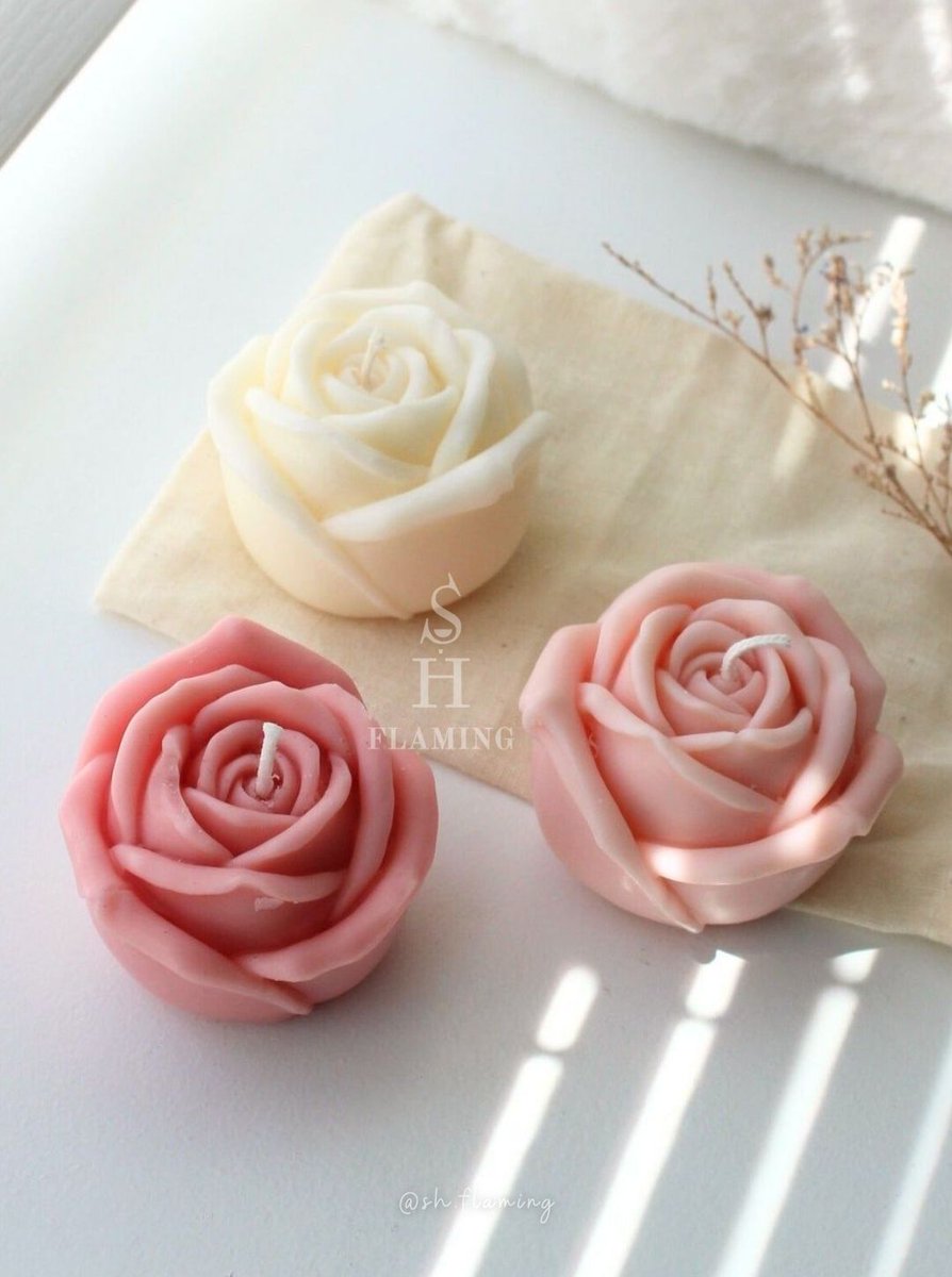 SH_Flaming's tweet photo. Regala los favoritos en San Valentín 🌹✨
Cada una es una pieza única, personalizable en color y aroma, pensada para envolver tu espacio en una atmósfera de elegancia y calidez.

#VelasPersonalizadas #DecoraciónConEstilo #RosasDeCera #AromasExclusivos #RegalosConEncanto #Vela https://t.co/imp2WseUAX