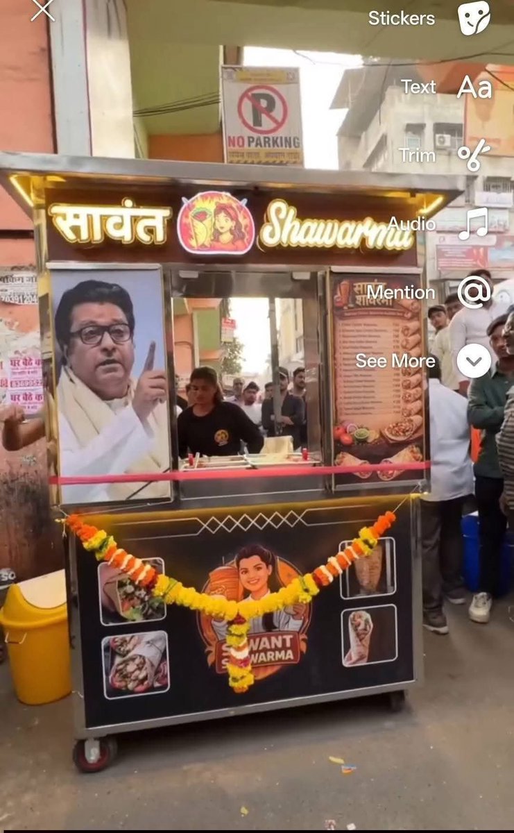 pravin__writes's tweet photo. ही ताकद आहे राज ठाकरे नावाची 💪🏻💪🏻

ही आपली मराठी मुलगी, हिच्या shawarma च्या गाडीला तिथले परप्रांतीय विरोध करत होते, तिच्या मदतीला ठाण्याचे मनसे जिल्हाध्यक्ष अविनाश जाधव धाऊन आले. तिला नवीन गाडी टाकून द्यायला मदत केली. आणि त्या ताईने गाडीवर राज ठाकरेंचा फोटो लावला.

मनसे 🔥🔥 https://t.co/M1RonurGHZ