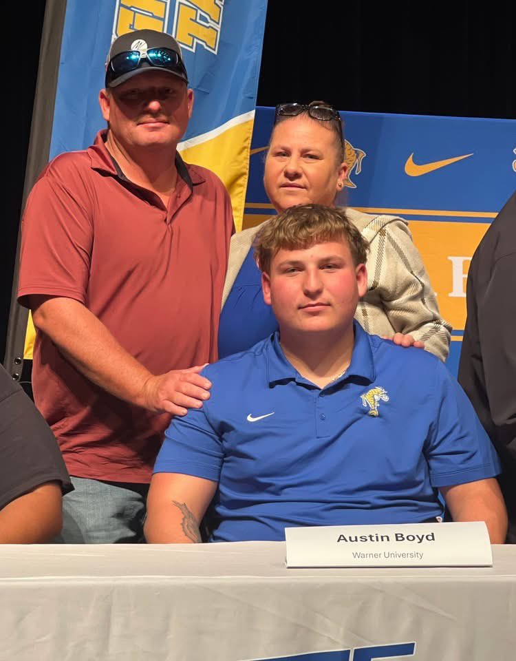 AustinBoyd08's tweet photo. Go Royals ! 🦁 @dburks88 @CoachJoeNieves @coachJWoods60 @CoryMentzer @CHSTarponFB @CoachFreemanFB @peterrichard26 @DamienRandolph3 https://t.co/tIbe3hymUU