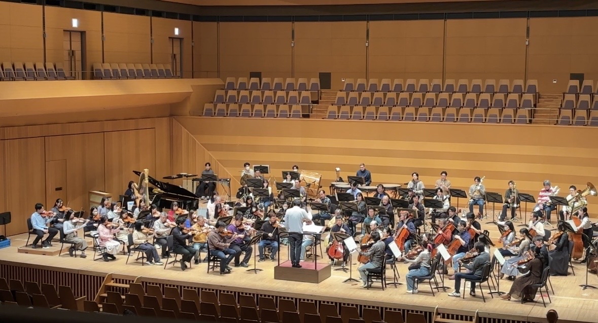 Japanphil's tweet photo. 昨日のリハーサルの写真をちらり……
九州公演リハーサル、藤岡マエストロのタクトで絶賛進行中！
九州の皆様、今週末からどうぞよろしくお願いいたします！ https://t.co/UnUVF9sDeT