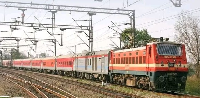 <a href="/serailwaykol/">South Eastern Railway</a> should learn from this. We had demanded to make at least 4 crossing stn in Nuapada Gunupur line, <a href="/EastCoastRail/">East Coast Railway</a> is doing 6 as doubling will be done later. Similarly Rupsa Bangriposi line should have crossing station at Jugpura, KCV, BPO and Buramara.
<a href="/RailMinIndia/">Ministry of Railways</a>