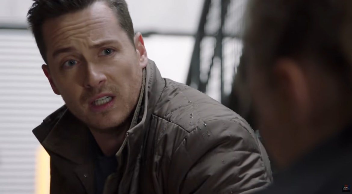 glad2bwstan's tweet image. HE LOOKS SO HOT IM SO EXCITED FOR MY OG JAY HALSTEAD TO BE BACKKKK #ChicagoPD #onechicagocrossover #onechicago