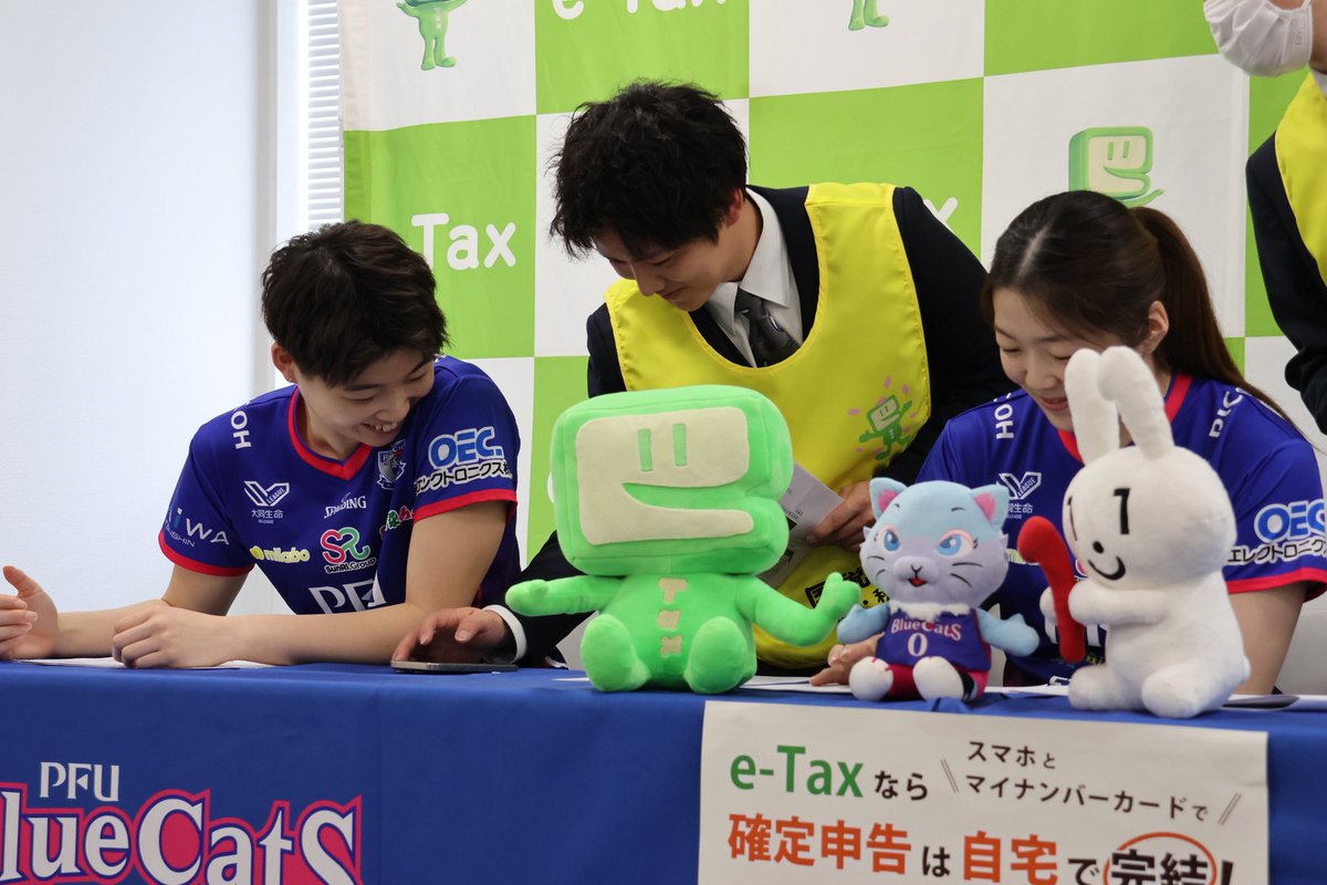 PFUBlueCats's tweet photo. ＼e-Taxを体験📱／

2月5日（木）金沢税務署のみなさまのサポートのもと、
リリカ・キイロ・キサが、
確定申告における、スマホとマイナポータル連携を利用したe-Taxを体験しました📱✨

#PFUブルーキャッツ石川かほく 
#金沢税務署 #確定申告 #マイナンバーカード https://t.co/y3aCAKAi0o