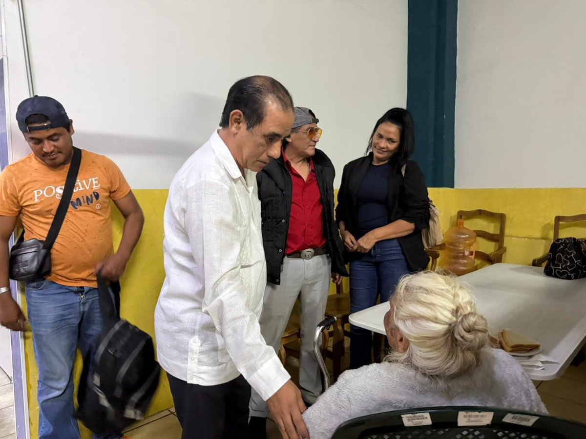 Informamos que la Sra. Paola M. V. ya se encuentra con sus familiares.
Por instrucciones de nuestra Presidenta, Daniela Lily Hernández, el Director Dr. Roberto Carlos Muñoz Joachin brindó acompañamiento oportuno para asegurar un reencuentro seguro y exitoso. 🤝✨