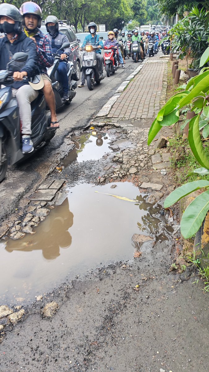 Saya seminggu 2x jalan di trotoar TB Simatupang depan Departemen Pertanian sampai jembatan pom bensin ini rusak banget, sering liat lansia yang memilih jalan kaki di jalur mobil menantang bahaya saking risiko tersandung ⬆️. Kapan diperbaiki ya <a href="/DKIJakarta/">Pemprov DKI Jakarta</a> <a href="/DinasSDAJakarta/">Dinas Sumber Daya Air DKI Jakarta</a> ?