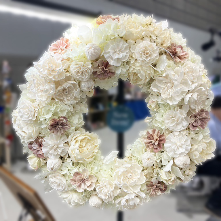cazaro2016's tweet photo. °˖✧ フローラルリース ✧˖°

ソラフラワーをふんだんに使ったリース
優しい色合いですが、お店やブースなどに置けば雰囲気をがらりと変えてくれる素敵なリースです。

80cm：グランドフローラルリース
60cm：ミディアムフローラルリース
45cm：フローラルリース
の3サイズにて展開しています❁ https://t.co/lQe2rZKj42