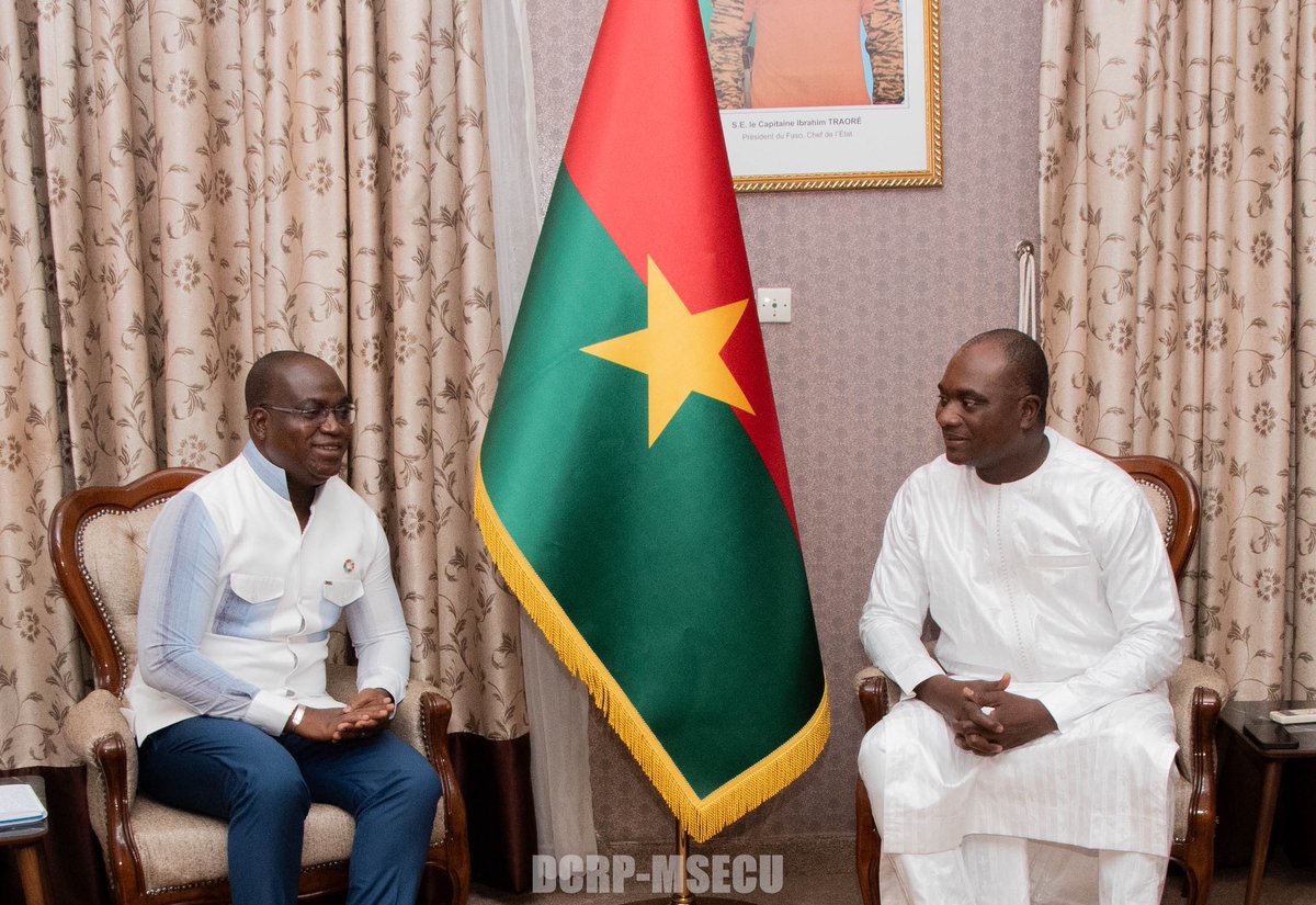MauriceAz's tweet image. Heureux d'avoir été reçu par le Ministre de la Sécurité, Mahamadou SANA. Un point essentiel sur la coopération entre le Système des @NationsUnies et le Burkina Faso. J'ai salué l'engagement des FDS et VDP qui permet le déploiement de nos projets dans tout le pays. Au cœur des…