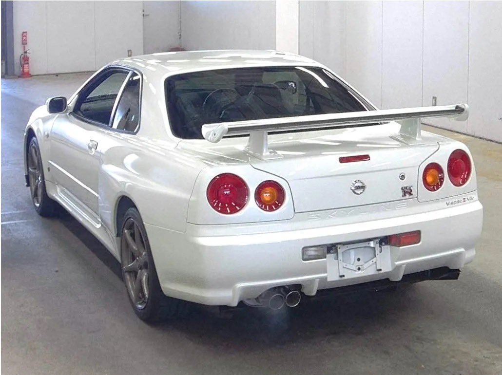 nodan_anoda's tweet photo. 走行距離50kmのR34 GT-R VスペックⅡ ニュルが、今日オークションに出品されるらしい。
これいくらになるんだよ…😱 https://t.co/tdMihGetEz