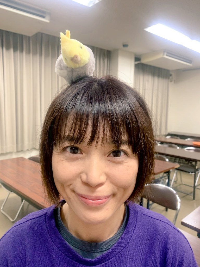 thepumpkins_481's tweet photo. ハッピーバードの思い出、稽古編。
最後の場面のバードウォッチング帰りの小鳥遊（たかなし）さん、最初は鳥の服を着る案がありました。
そして鳥をどうやって頭上で安定させるか、おしげさんが色々試行錯誤してくれました！
からの〜、劇中で一切出てこずカーテンコールで登場の宇宙生命体さん！ https://t.co/q0BCPPtupY