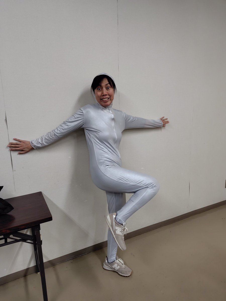 thepumpkins_481's tweet photo. ハッピーバードの思い出、稽古編。
最後の場面のバードウォッチング帰りの小鳥遊（たかなし）さん、最初は鳥の服を着る案がありました。
そして鳥をどうやって頭上で安定させるか、おしげさんが色々試行錯誤してくれました！
からの〜、劇中で一切出てこずカーテンコールで登場の宇宙生命体さん！ https://t.co/q0BCPPtupY