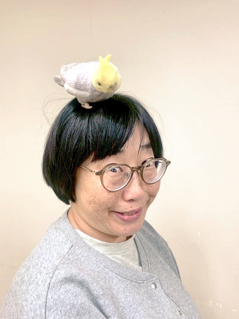 thepumpkins_481's tweet photo. ハッピーバードの思い出、稽古編。
最後の場面のバードウォッチング帰りの小鳥遊（たかなし）さん、最初は鳥の服を着る案がありました。
そして鳥をどうやって頭上で安定させるか、おしげさんが色々試行錯誤してくれました！
からの〜、劇中で一切出てこずカーテンコールで登場の宇宙生命体さん！ https://t.co/q0BCPPtupY