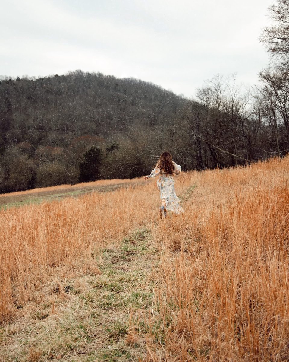 brittaylormusic's tweet photo. “That’s the way the wind keeps blowin’, that’s the way the deal goes down” my new single Around and Around is out this Friday and I can’t wait for you to hear it!

You can pre-save it now at https://t.co/vLzL96ShIN 🤍

#aroundandaround #newsong #countrymusic https://t.co/uF2gS3n4sO