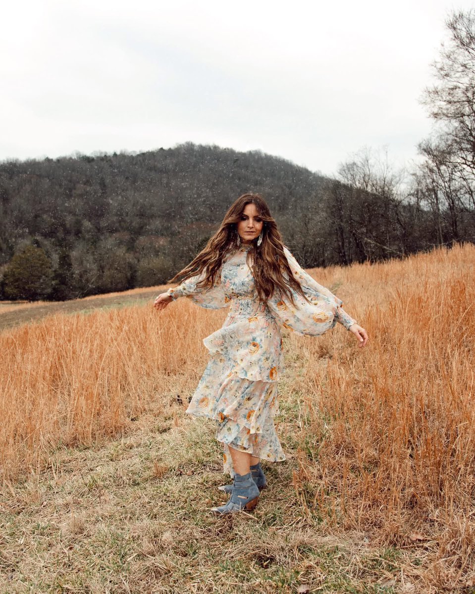 brittaylormusic's tweet photo. “That’s the way the wind keeps blowin’, that’s the way the deal goes down” my new single Around and Around is out this Friday and I can’t wait for you to hear it!

You can pre-save it now at https://t.co/vLzL96ShIN 🤍

#aroundandaround #newsong #countrymusic https://t.co/uF2gS3n4sO