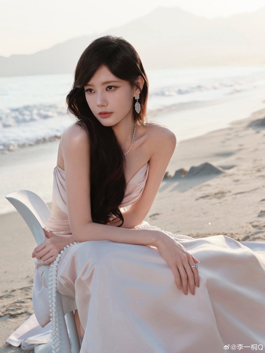 kpopsmileshop1's tweet image. Li Yitong at Weibo Night 2025.

#LiYitong