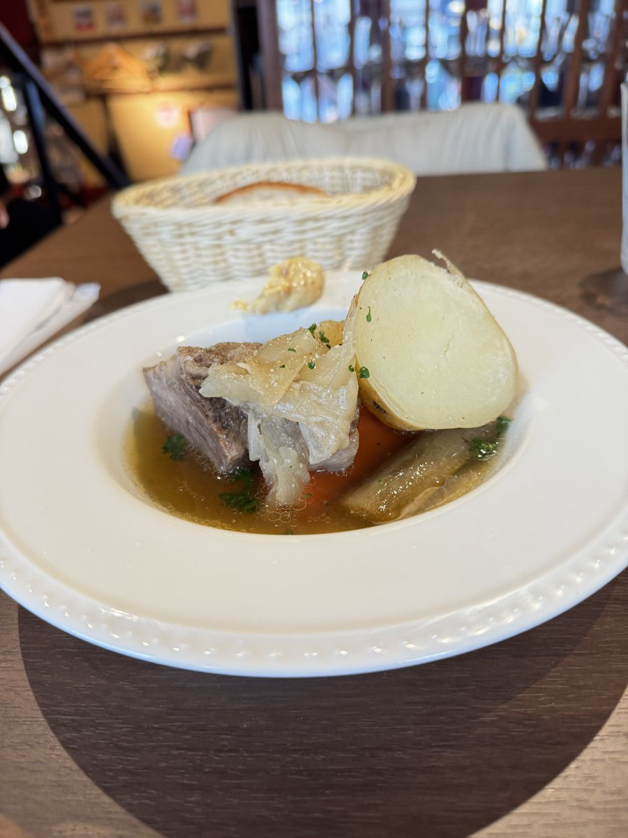 onzoooo's tweet image. 日替わりランチ
青森県産短角和牛のポトフ
牛蒡のポタージュ
自家製パン

#BrasserieGyoran