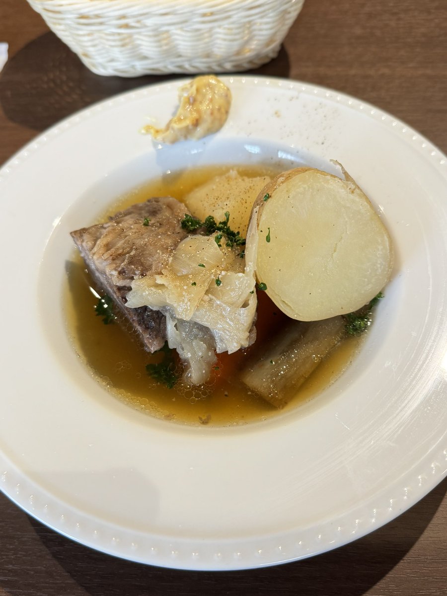 onzoooo's tweet image. 日替わりランチ
青森県産短角和牛のポトフ
牛蒡のポタージュ
自家製パン

#BrasserieGyoran