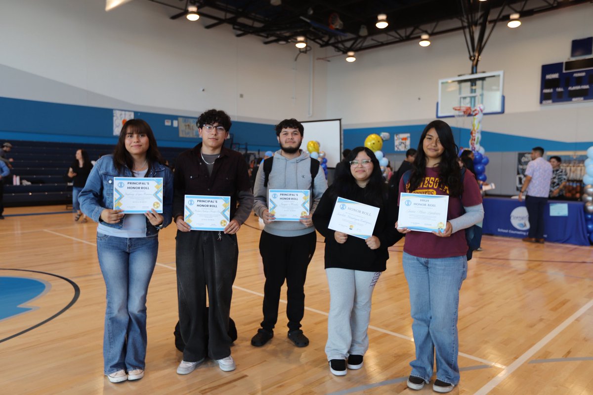 ComptonUnified's tweet image. 🎉📚 Compton High School celebrated academic excellence today! Over 300 @MightyTarbabes with a 3.0+ GPA were honored at the Honor Roll ceremony. Families, teachers &amp;amp; counselors cheered on our amazing scholars! 🌟👏

#ComptonHighSchool #ComptonUnified #HonorRoll #Scholars