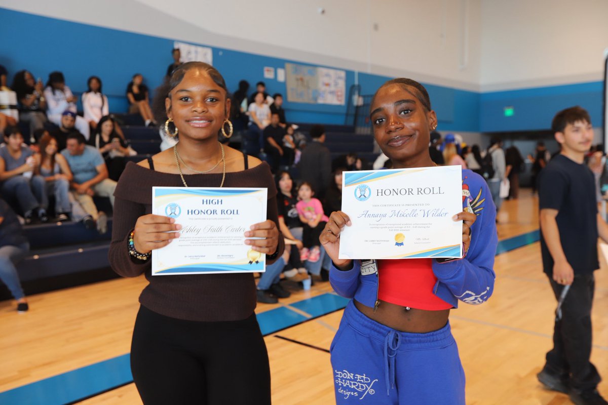 ComptonUnified's tweet image. 🎉📚 Compton High School celebrated academic excellence today! Over 300 @MightyTarbabes with a 3.0+ GPA were honored at the Honor Roll ceremony. Families, teachers &amp;amp; counselors cheered on our amazing scholars! 🌟👏

#ComptonHighSchool #ComptonUnified #HonorRoll #Scholars