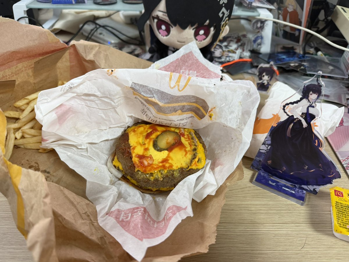 VoDaViJr's tweet image. I couldnt get the ANIPLUS special menu so I grabbed some burger way home.

the collab merch was lovely I really love the hanbok Nerissa #RissaLIVE
