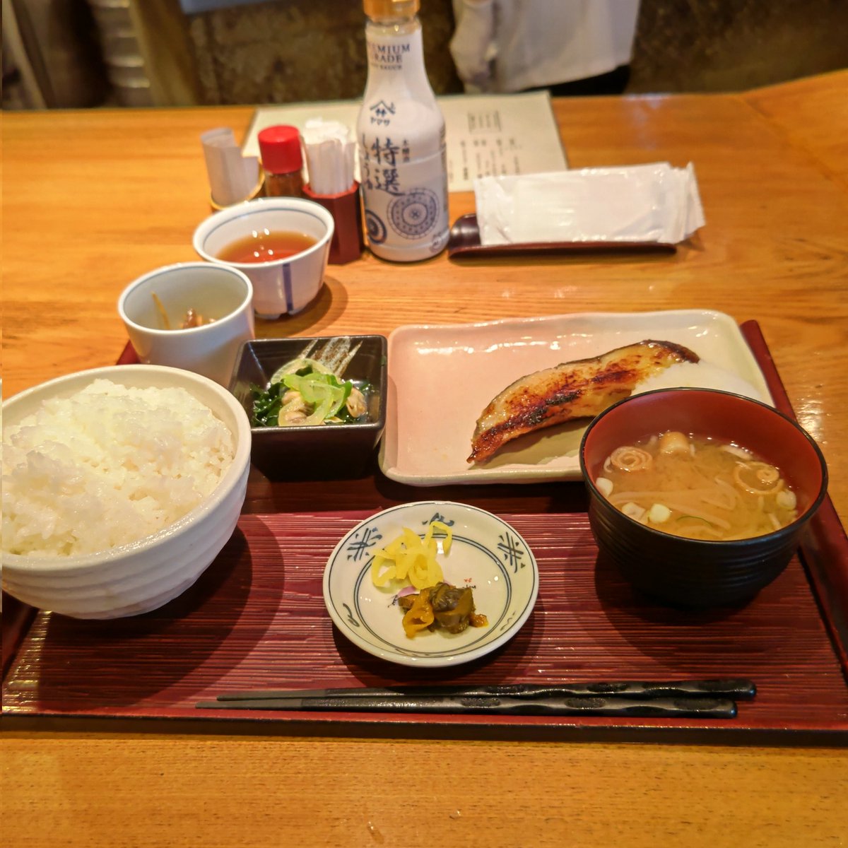 今日は定期通院日。
それから毎度おなじみ炉庵さんへ。
今回は…
銀鱈西京焼き定食を注文。
炉庵さんに何年も通いつめて…ずーっと焼鮭定食一択だったから初めて食べたけど…美味すぎてハマりそうだわ。
気になってたんよ、銀鱈…ずーっとね。
何年越しでようやく(笑)