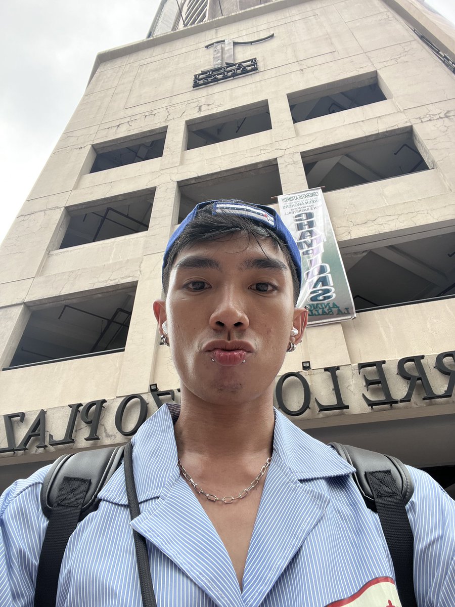 [BOYFRIEND APPLICATION] Name: Rhy Age: 27 Occupation: Freelance Digital ...