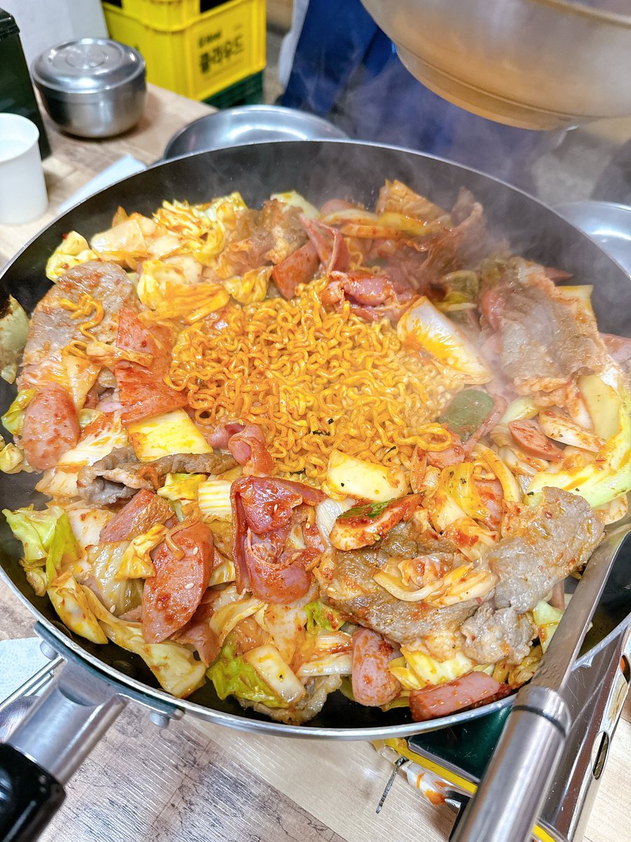 오늘 점심은 차돌박이 부대볶음 입니다

처음 먹어보는데 오묘하게 부대찌개와 라볶리이의 중간 느낌인데 맛있네요 😋

맛점하시고 행복한 하루 보내세요!