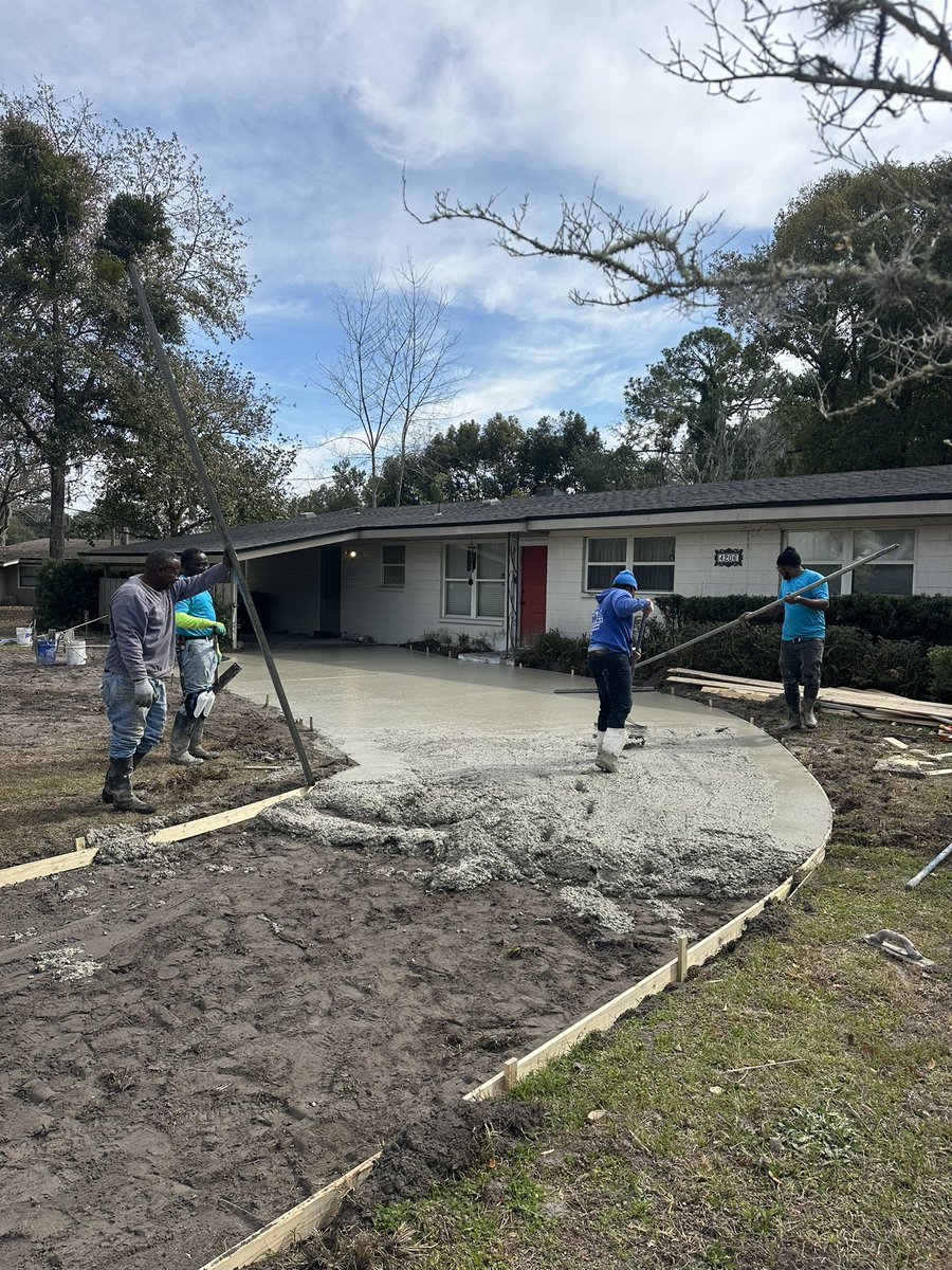 EquityHonest's tweet photo. New driveway pour 🔥
Clean prep. Proper finish. Built to last.

Concrete driveways &amp; flatwork — Jacksonville, FL.
📞 (904) 505-3930 | Licensed &amp; Insured | Se habla Español

#driveway #concretedriveway #concrete #flatwork #construction #contractor #jacksonvillefl #904 #honest https://t.co/PagaHSo6Dn