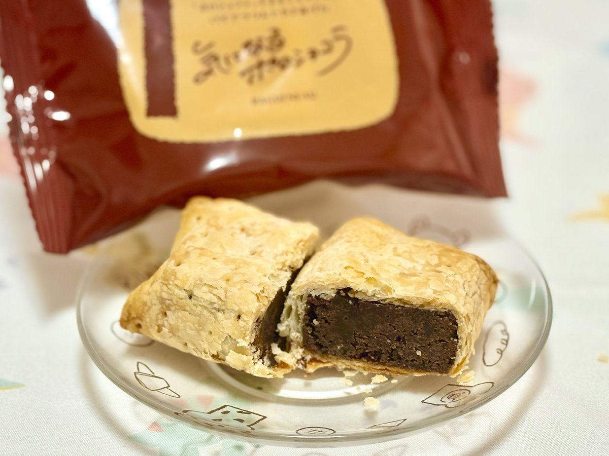 本日のおやつは「気になるポロショコラ」🍫
ポロショコラをクルッとパイ生地で包んだ貴族のおやつです🤤

りんごをパイで包むと気になるリンゴ、ポロショコラをパイで包むと気になるポロショコラ、パルシーをパイで包むと…🥧