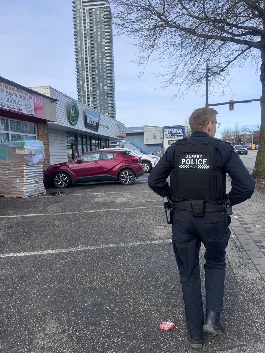 daleq2075's tweet photo. "Walk the Beat Wednesdays" with Chief Lipinsky and Cst Olgilvie #C1st #walkthebeat #SPS #copwhocares https://t.co/nsR3Bb5kDt