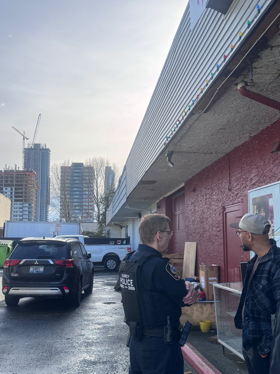 daleq2075's tweet photo. "Walk the Beat Wednesdays" with Chief Lipinsky and Cst Olgilvie #C1st #walkthebeat #SPS #copwhocares https://t.co/nsR3Bb5kDt