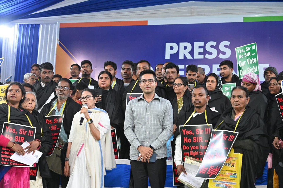 itsurpkm's tweet image. Yes, Sir!!! No SIR ... Our Vote, Our Right. @MamataOfficial &amp;amp; @abhishekaitc Standing firm with the people. No one can silence the power of the collective. 📢 
#PeoplePower #RightToVote
#VoteOutBJP
#AbarJitbeBangla
#Didi 
#MamataBanerjee
#AbhishekBanerjee
#ElectionCommission