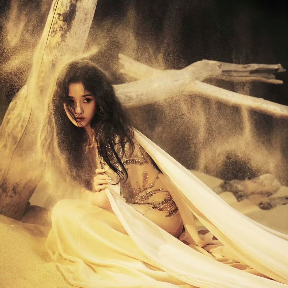 popobangten's tweet image. แตกแตนมาก ร่างทองที่แท้ทรู เป็นแก้วเป็นแสงเป็นประกาย วันนี้สตูมาเร็วมาก แม่ตามไม่ทัน โอ้โห้ ส๊วยยยยยตะคอก
#ซ่งจู่เอ๋อร์ #SongZuer #宋祖儿 
#WeiboNight2025