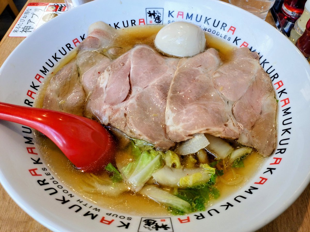 Runaaaaaana's tweet photo. どうとんぼり神座@赤羽🍜
昔週2は通ってた✨
同時は春雨ラーメン大好きで、飲んだ翌日は絶対🍜♥️
毎回お酢お願いしてたから、途中から席着いたらお酢出てくるようになったの思い出した…🫶
今日は小チャーシュー煮卵ラーメン🍜
スープも白菜もおいしっ🤘
#赤羽ランチ #ラーメン #神座 #かむくら
#麺活 https://t.co/M7G4SeYZrf