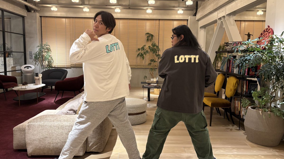 ／
ロッチコントYouTubeチャンネル更新💡
＼

是非お楽しみください😆！

📷新しいグッズを着こなすロッチを添えて