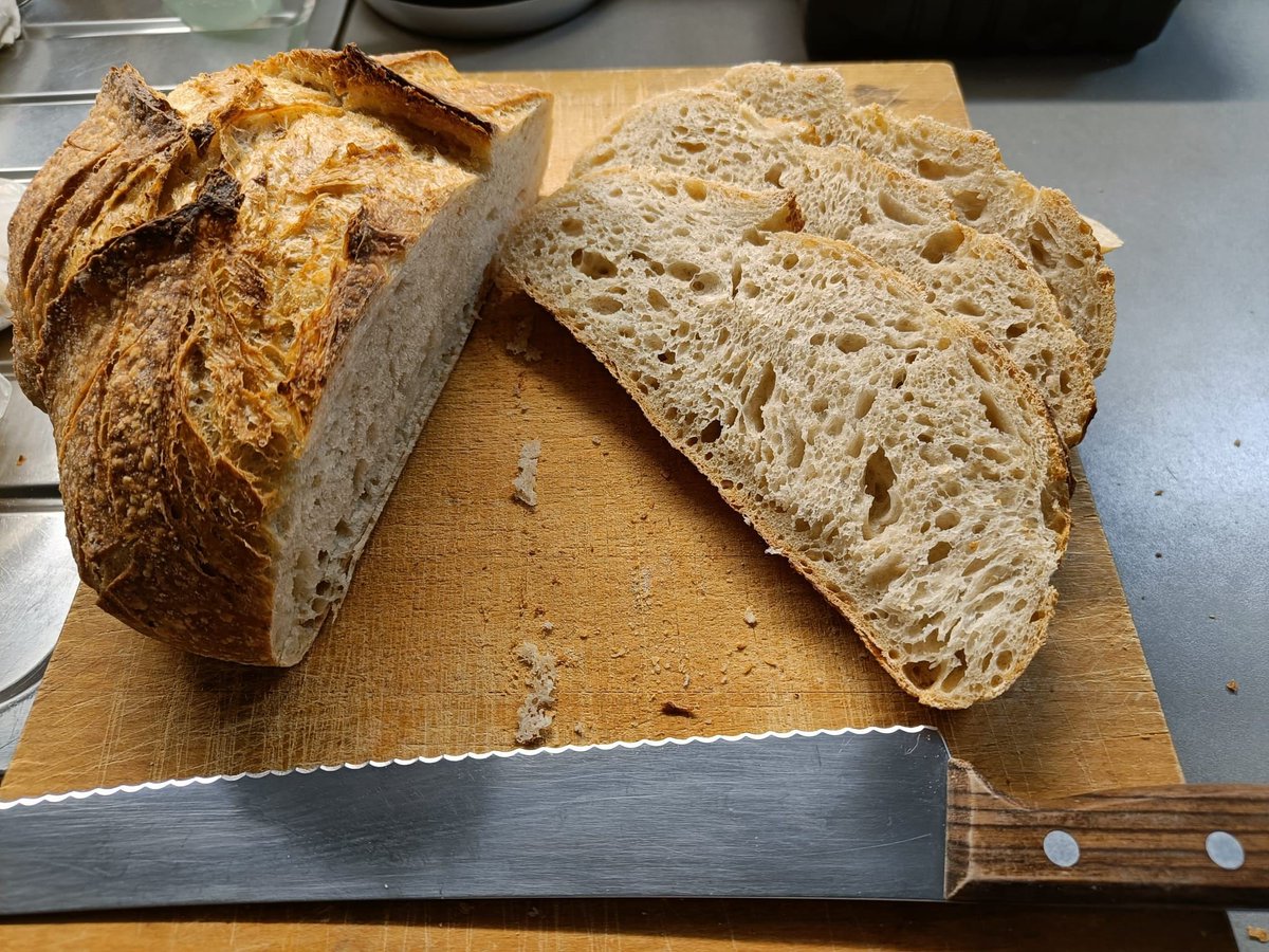 HilpoJuhana's tweet image. One dough. Three different breads.

What differs here is the shaping, proofing and baking.

Oat bread, oat loaf, and oat baguette.

People who don’t bake very often are always worried about whether the dough will rise.
It will, under the right conditions, 1/6
#sourdough #oatbread