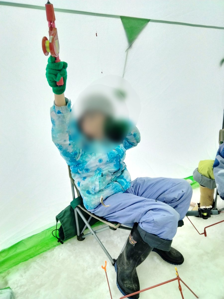 bssapporo26's tweet photo. 2/1(日)〜ワカサギ釣り〜
友団合同で恒例の茨戸川でワカサギ釣り！良いお天気の中開催されました。26団は２人、一匹ずつ釣れました。あまり釣れませんでしたが、釣れたときには皆んなで大喜び♪釣りのあとは本部に戻り、リーダーたちが作ってくれたワカサギのフライとさつま汁をいただき温まりました。 https://t.co/5pZlRRFBlE